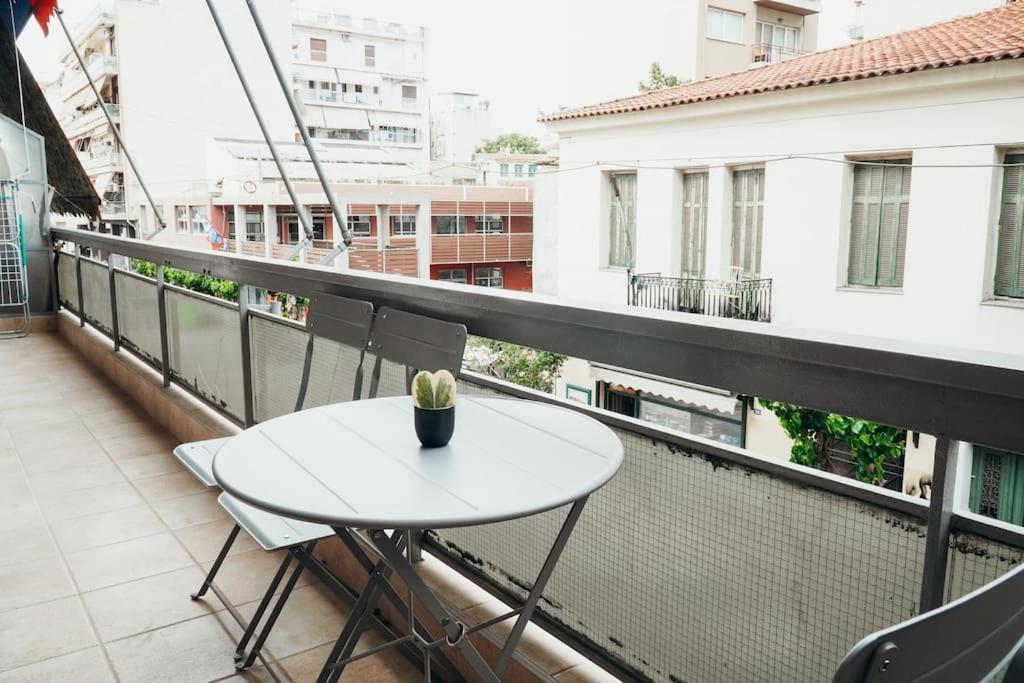 Charming Apartment In Keramikos Atenas Exterior foto