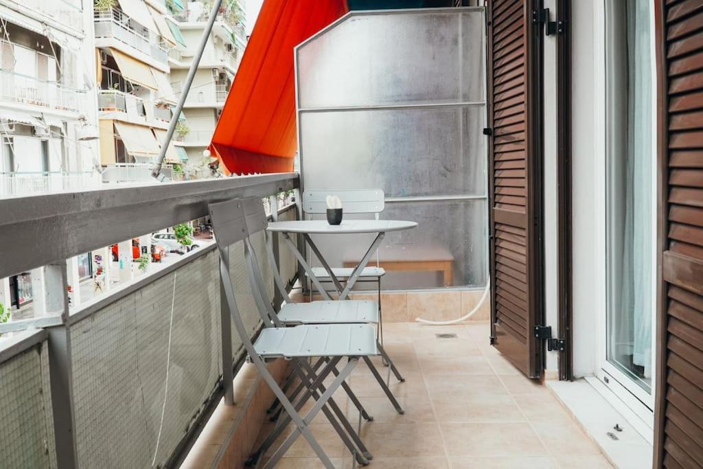 Charming Apartment In Keramikos Atenas Exterior foto