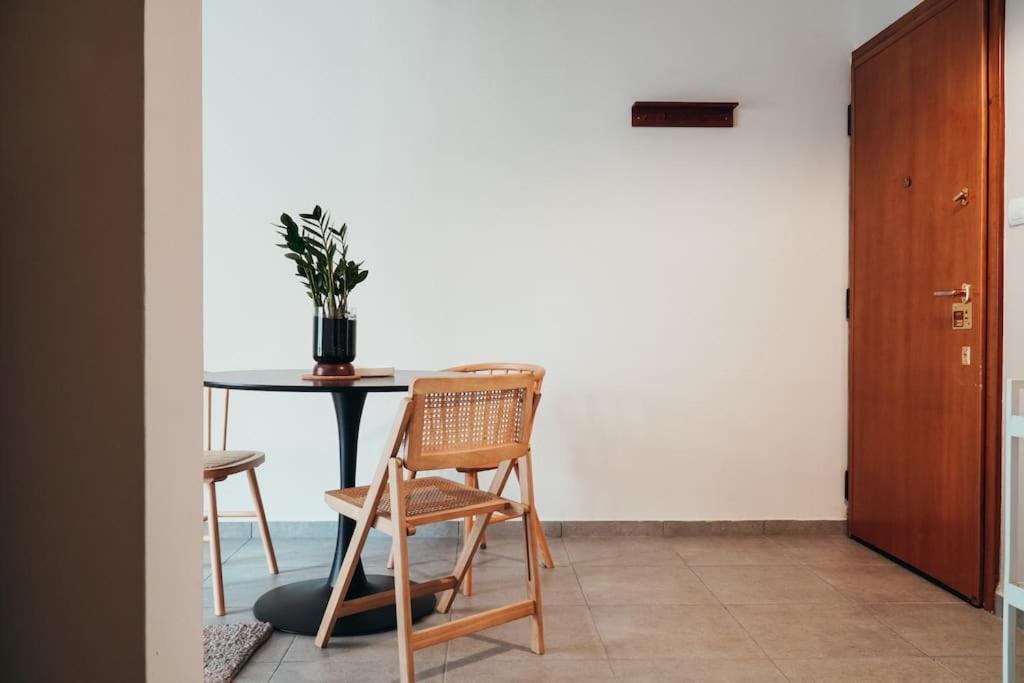 Charming Apartment In Keramikos Atenas Exterior foto